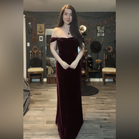 REVELRY LONDON - BURGUNDY VELVET
SIZE 4 (PETITE) Bridesmaid Dress - Picture 11 of 12